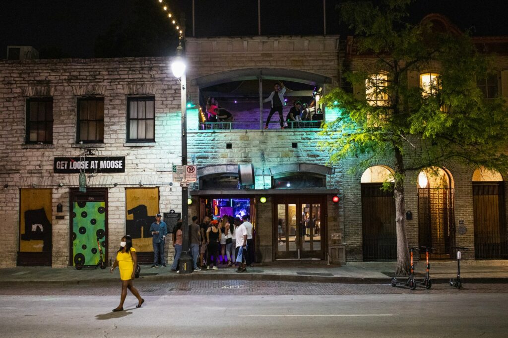 ΗΠΑ: Έκρηξη κρουσμάτων του κορωνοϊού στο Τέξας - Διατάσσεται το κλείσιμο των μπαρ - Media