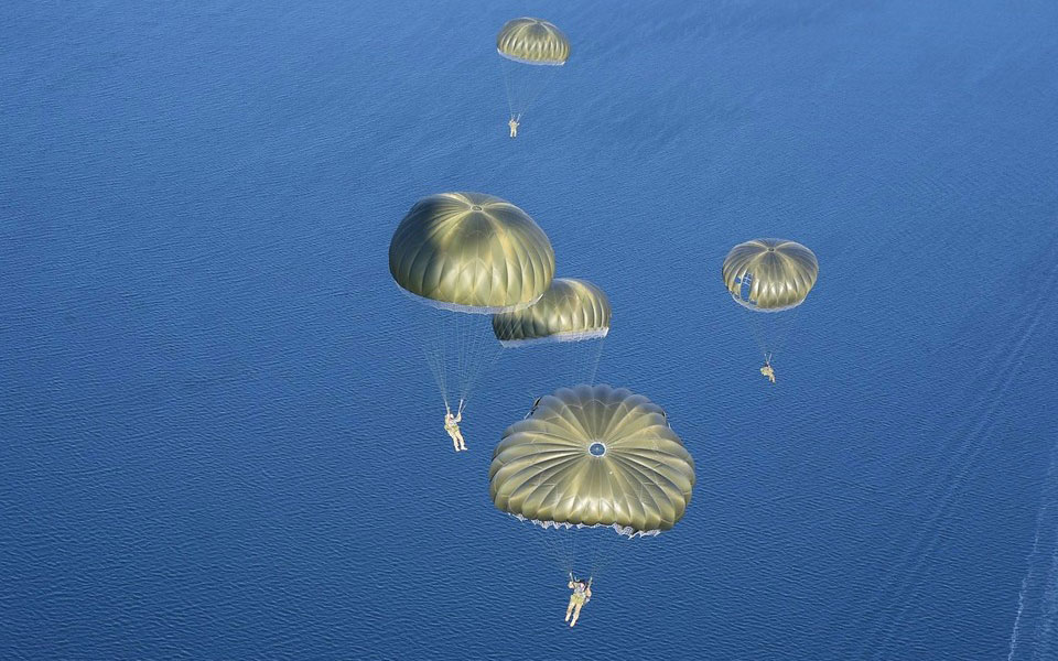 Αλμα με αλεξίπτωτο πραγματοποίησε ο Αρχηγός ΓΕΕΘΑ (Video) - Media