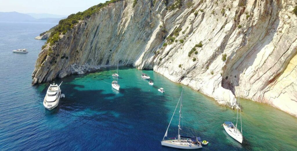 Το μικρό ελληνικό νησί με τις 30 κορυφαίες παραλίες (Photos) - Media