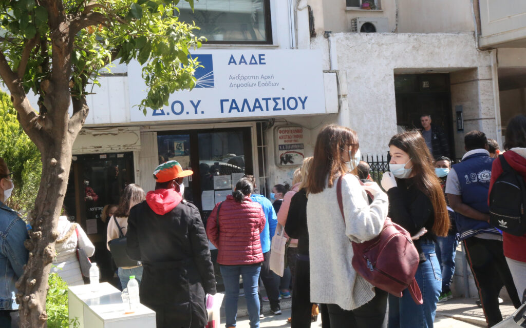 Ανοίγουν πάλι οι εφορίες: Χωρίς προσυνεννόηση αλλά με καρτελάκι οι επισκέψεις - Media