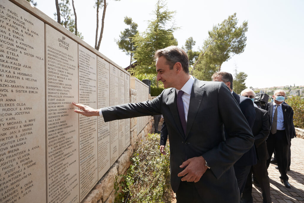 Στο Μνημείο Ολοκαυτώματος ο Κυριάκος Μητσοτάκης - H συγκινητική ιστορία της θείας του (Photos/Video)  - Media