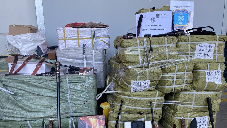 «Ράμπο» της εφορίας σταμάτησαν κοντέινερ με 5.000 μαχαίρια, taser και σιδερογροθιές (Photos) - Media