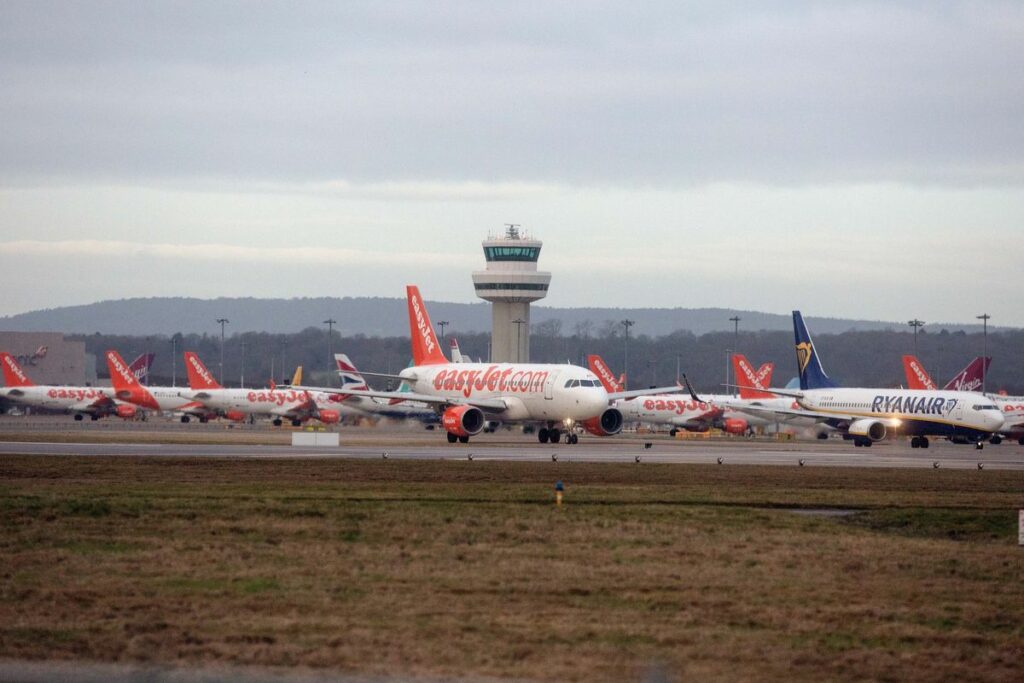 Η easyJet ξεκινά από αύριο περιορισμένες πτήσεις στη Βρετανία και σε συγκεκριμένα αεροδρόμια του εξωτερικού - Media