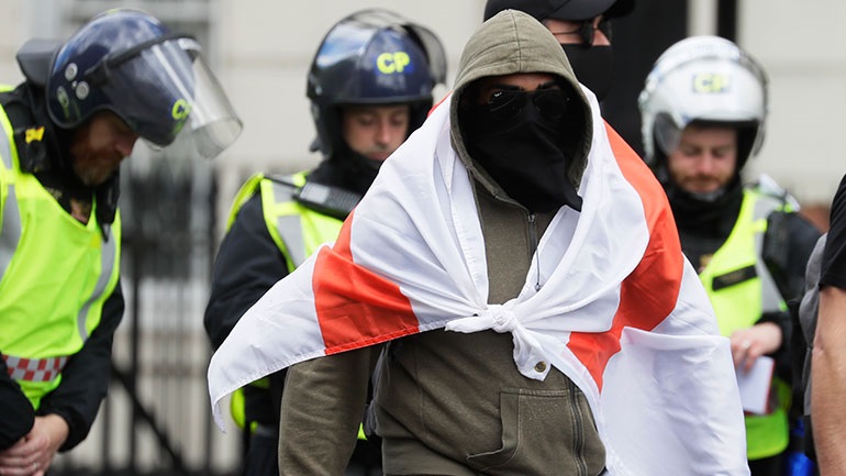Βρετανία: Ακροδεξιοί συγκρούστηκαν με διαδηλωτές κατά του ρατσισμού - Media