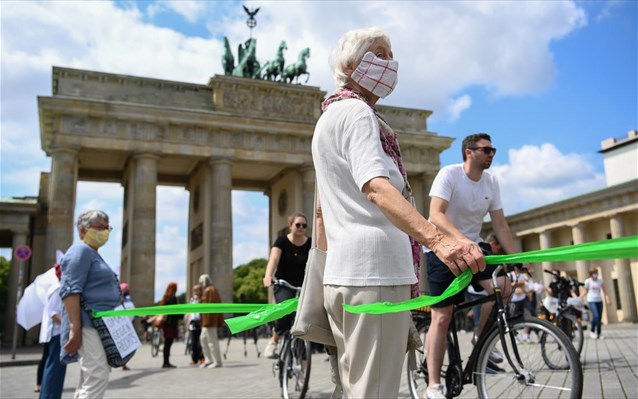 Βερολίνο: Ανθρώπινη αλυσίδα κατά του ρατσισμού  - Media