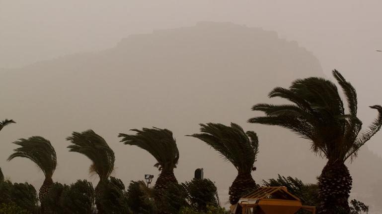 Τρομακτικοί άνεμοι 108 χλμ στην Κρήτη: Έσπασαν στύλοι, παρασύρθηκε σκεπή (Photos) - Media