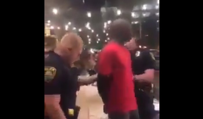 «Είστε οι πιο χαζοί καρ@@@δες στον κόσμο»: Αστυνομικοί συλλαμβάνουν Αφροαμερικάνο, τους προκύπτει... πράκτορας του FBI (Video) - Media