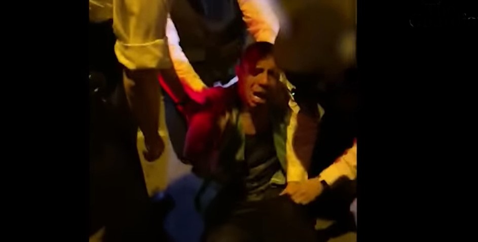 Φρίκη: Αστυνομικοί δίνουν «γονατιά» σε ακινητοποιημένο άνδρα (Video, σκληρές εικόνες) - Media