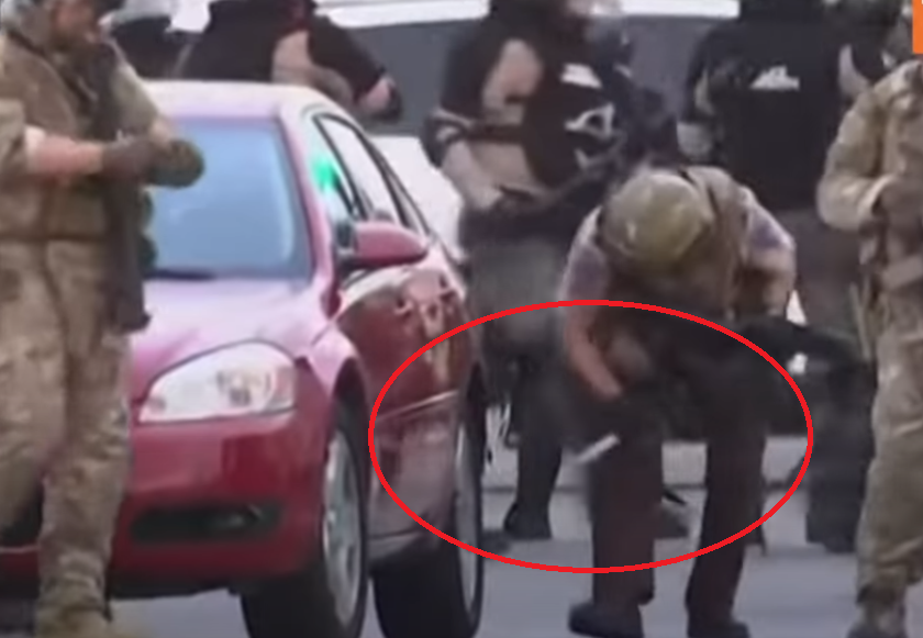 Μινεάπολη: Κατόπιν διαταγής αστυνομικοί σκίζουν με μαχαίρι τα λάστιχα σταθμευμένων αυτοκινήτων διαδηλωτών (Video) - Media
