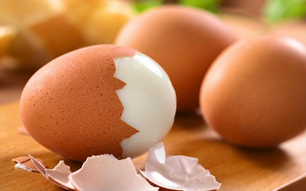 Πώς να ξεφλουδίσετε το βραστό αυγό με ένα… φύσημα! (Video) - Media