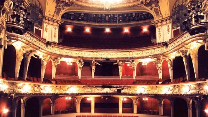 Berliner Ensemble: Το θρυλικό βερολινέζικο θέατρο  συμμορφώνεται με τους κανόνες απόστασης - Media