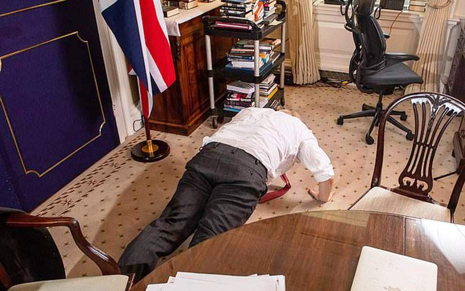 Βρετανία: Στο πάτωμα για κάμψεις ο Μπόρις Τζόνσον - «Είμαι γεμάτος ενέργεια» (Photo) - Media