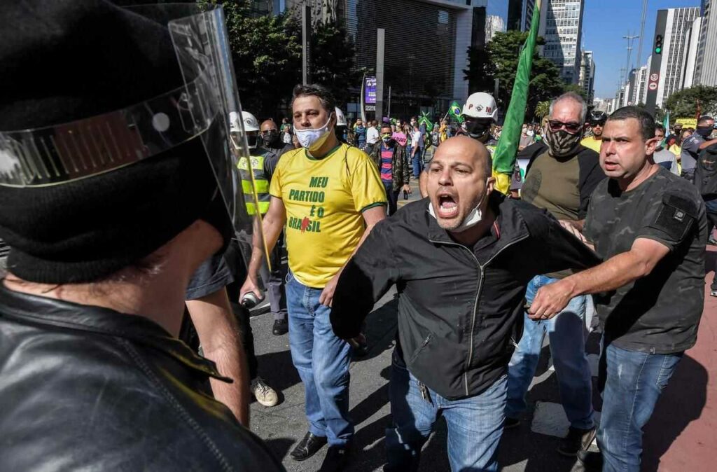 Βραζιλία: Ο ακροδεξιός Μπολσονάρου διχάζει την χώρα - Συγκρούσεις μεταξύ υποστηρικτών και πολέμιών του στο Σάο Πάολο (Video) - Media