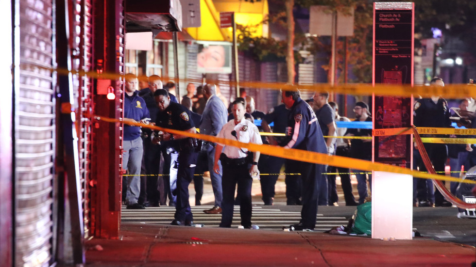 ΗΠΑ-Μπρούκλιν: Δύο αστυνομικοί πυροβολήθηκαν και ένας μαχαιρώθηκε σε συμπλοκή με ύποπτο (Videos) - Media