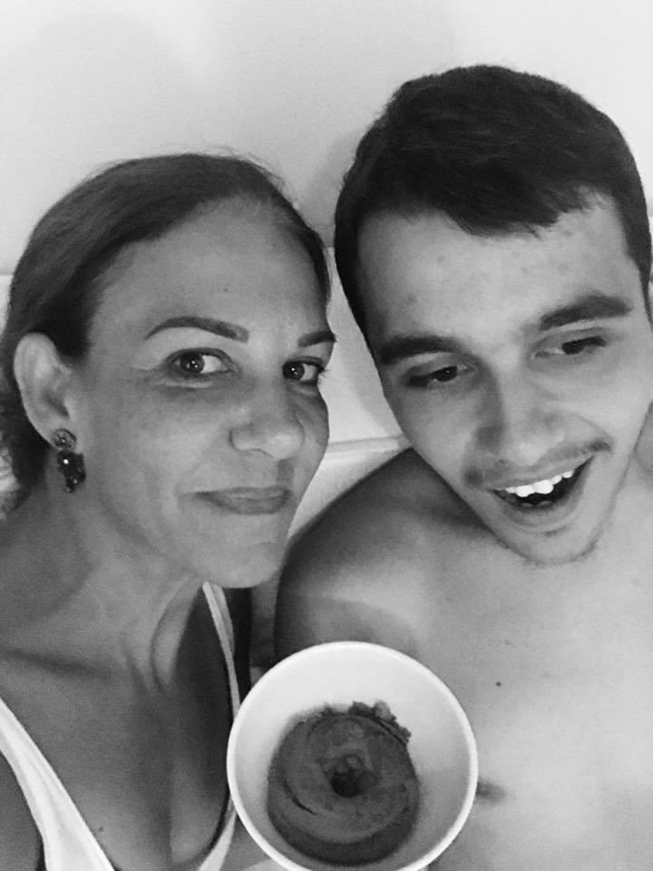 «Η ζωή με το Γιάννη» - Μεγαλώνοντας ένα αυτιστικό παιδί (Photos) - Media