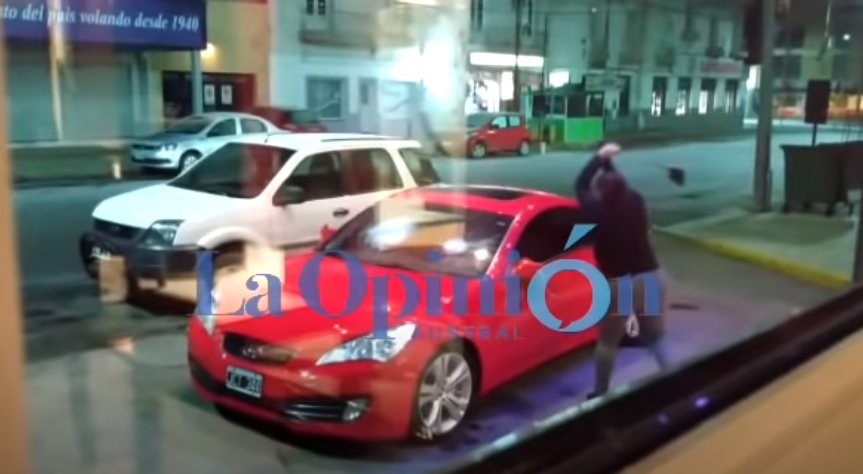 Απατούσε τη γυναίκα του μέχρι που εκείνη τον έπιασε στα πράσα και του έκανε το αυτοκίνητο θρύψαλα (Video) - Media