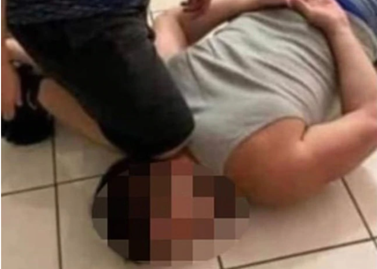 Σάλος για το αηδιαστικό "George Floyd challenge" - Λευκοί νέοι φωτογραφίζονται με το γόνατο πάνω στον λαιμό φίλων τους (Photos)  - Media