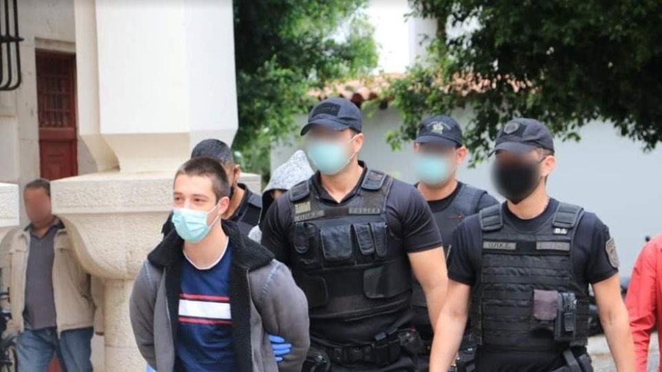 Ξανά στο εδώλιο o βιαστής της Τοπαλούδη - «Μακάρι να ήμουν εγώ στη θέση της μητέρας της Ελένης» λέει η μάνα του - Media