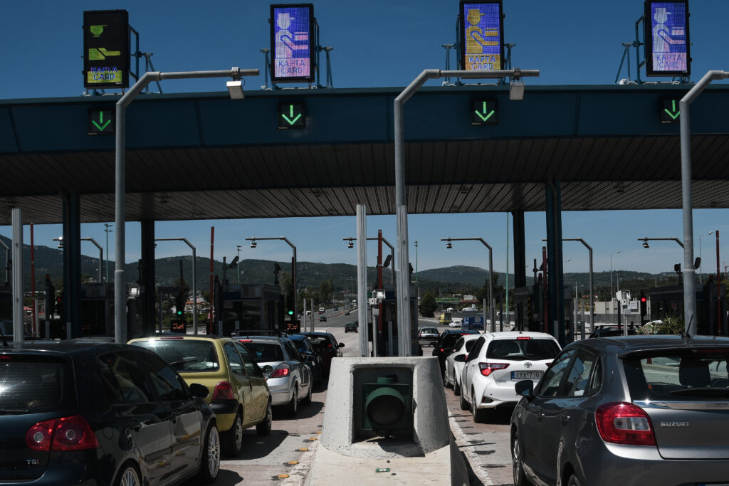 Επιστρέφουν οι εκδρομείς του τριημέρου - Τουλάχιστον 174.000 οχήματα έφυγαν από την Αθήνα - Media