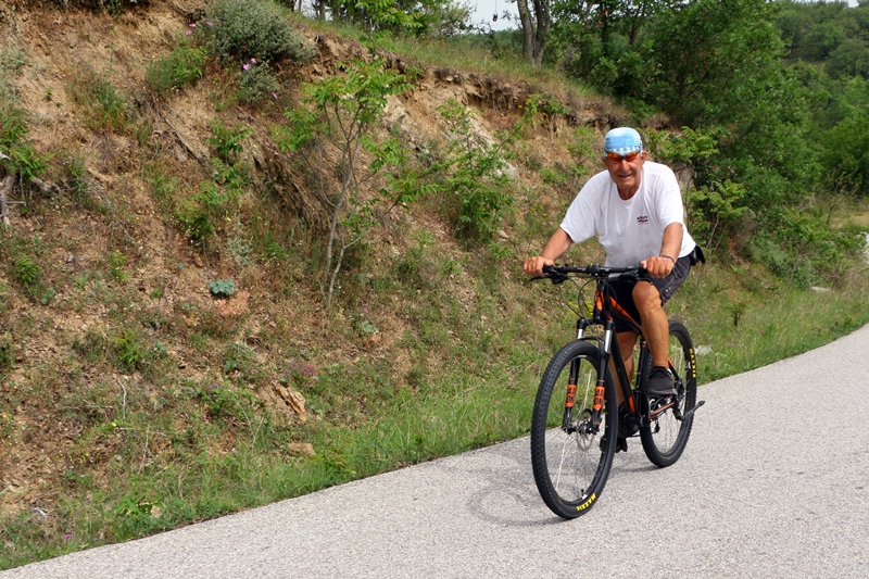 Δράμα: Είναι 75 ετών και διανύει πάνω από 100 χιλιόμετρα τη μέρα με το ποδήλατό του (Photos) - Media