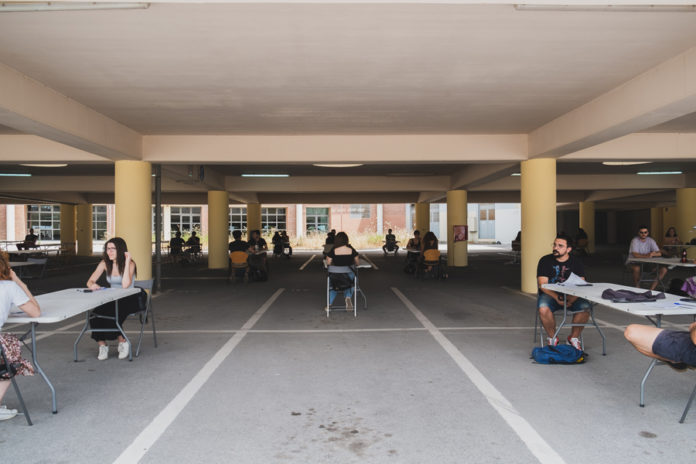 Χανιά: Στο… πάρκινγκ του Πολυτεχνείου έδωσαν εξετάσεις οι φοιτητές (Photos) - Media