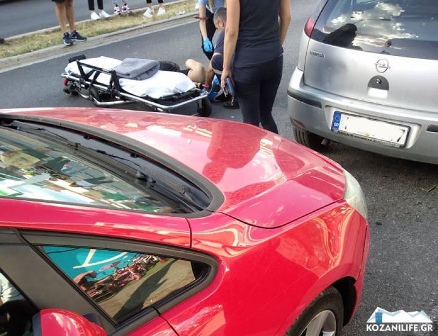 Κοζάνη: Ποδηλάτισσα «καρφώθηκε» στην πόρτα ΙΧ όταν την άνοιξε ο οδηγός (Photo) - Media