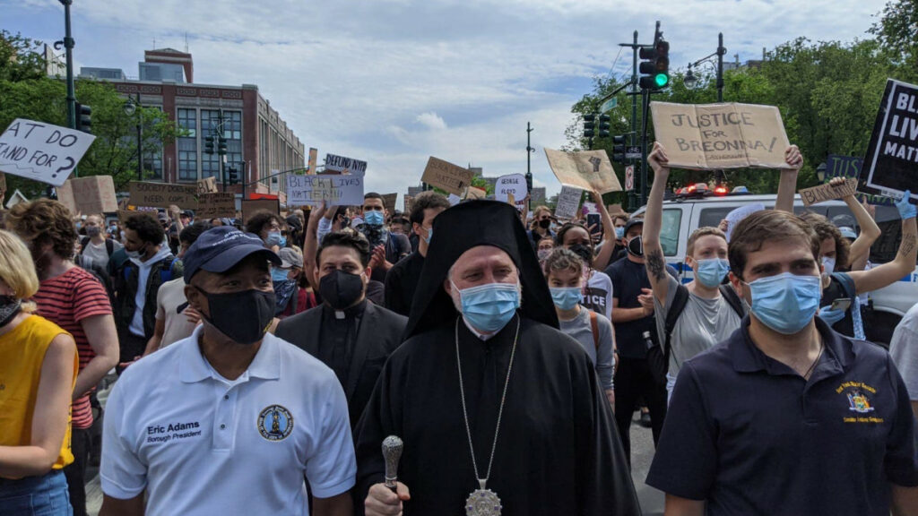Νέα Υόρκη-Φλόιντ: Ο Αρχιεπίσκοπος Aμερικής Ελπιδοφόρος «πρώτη αλυσίδα» σε πορεία στο Μπρούκλιν (Photos) - Media