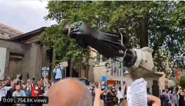Μπρίστολ: Διαδηλωτές γκρέμισαν άγαλμα εμπόρου σκλάβων - Κατέληξε στο λιμάνι (Videos) - Media