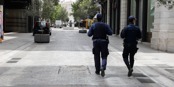 Έσπασαν τζαμαρίες καταστημάτων και ΑΤΜ στην Ερμού - Media