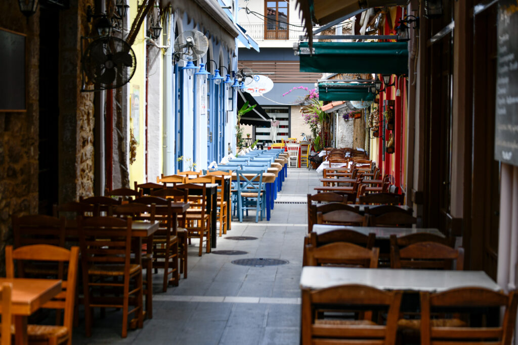 Στο τραπέζι το ολικό κλείσιμο της εστίασης σε «πορτοκαλί» και «κόκκινες» περιοχές - Media