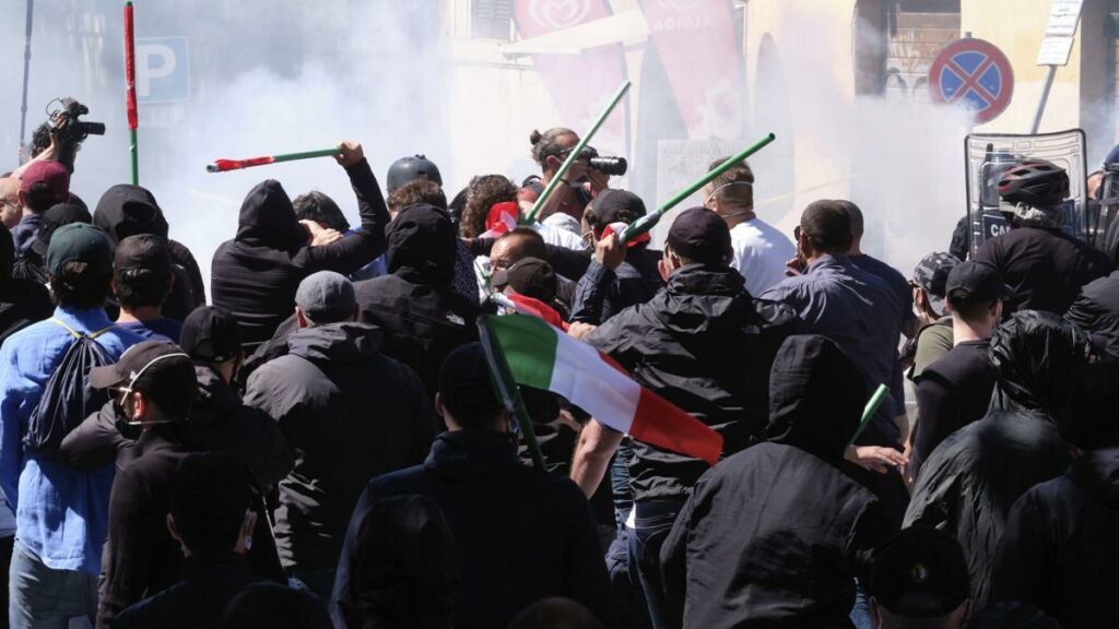 Ρώμη: Επίθεση νεοφασιστών κατά δημοσιογράφων - Με συνθήματα υπέρ του Μουσολίνι - Media