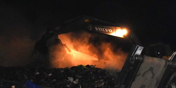 Κέρκυρα: Έσβησε η φωτιά στον XYTA Τεμπλονίου,  τοξική αφόρητη μυρωδιά έχει σκεπάσει το νησί (Photo/Video) - Media
