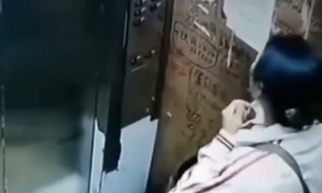 Κορωνοϊός: Γυναίκα μπαίνει σε ασανσέρ και φτύνει τα κουμπιά (Video) - Media
