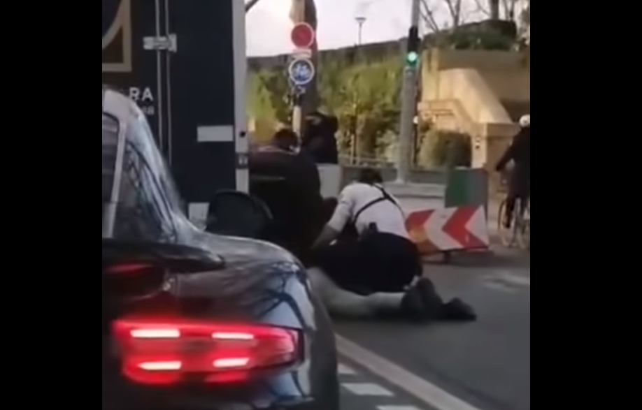 Οργή και στη Γαλλία για τη δολοφονία ντελιβερά με λαβή από αστυνομικούς (Video) - Media