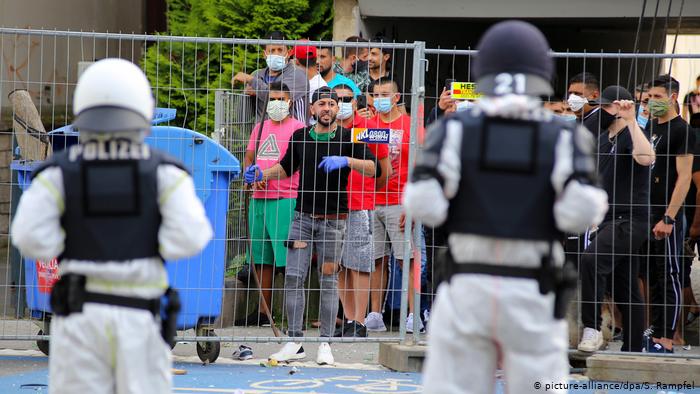Γερμανία: Ένοικοι κτιριακού συγκροτήματος σε καραντίνα συγκρούστηκαν με την αστυνομία  - Media