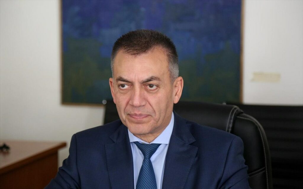 Ο Βρούτσης έδωσε το «πράσινο φως» σε εργοδότες για απολύσεις εργαζομένων - Media