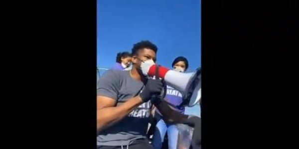 Ο Αντετοκούνμπο πρωτοστατεί σε διαδήλωση για τον George Floyd στο Μιλγουόκι (Photo) - Media