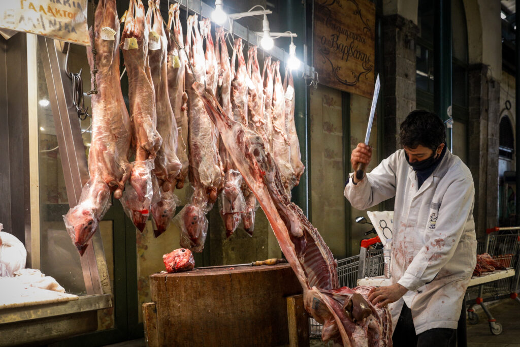 Ηλεία: Σχολική Επιτροπή αγόρασε υλικό προστασίας για τον κορωνοϊό από... χασάπικο! - Media