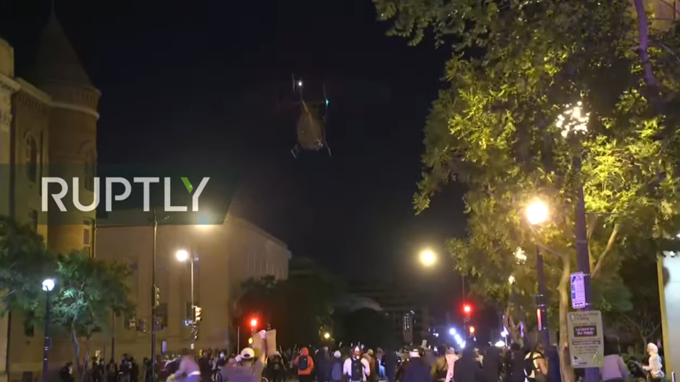 ΗΠΑ: Στρατιωτικό ελικόπτερο υπερίπταται λίγα μέτρα πάνω από τα κεφάλια διαδηλωτών (Video) - Media