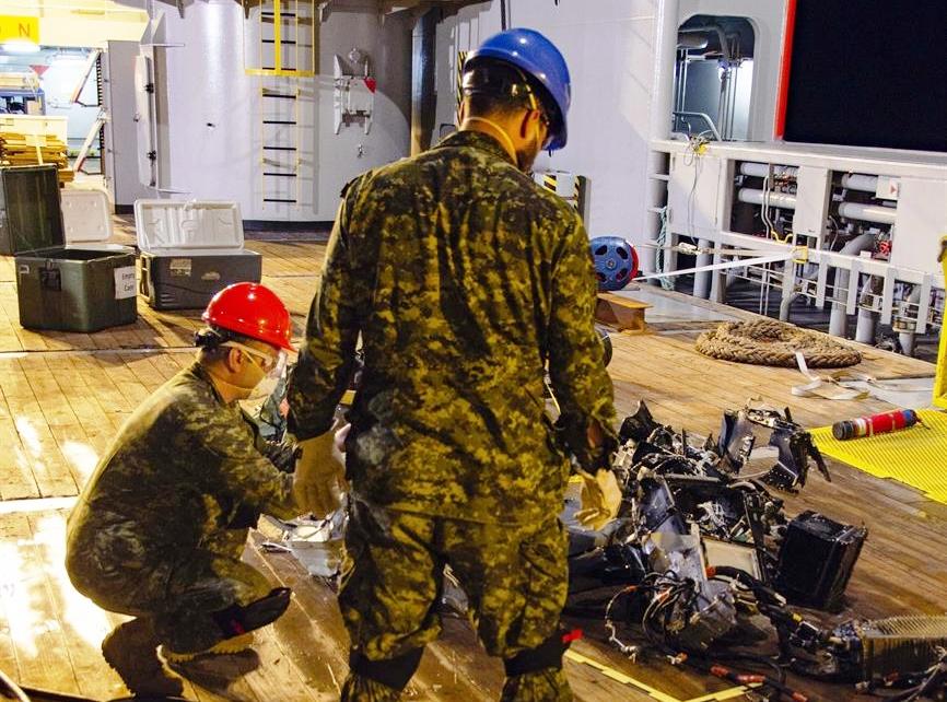 Ιόνιο: Στην επιφάνεια το καναδικό ελικόπτερο που συνετρίβη στις 29 Απριλίου - Ανέλκυση από βάθος 3.143 μέτρων (Photos) - Media