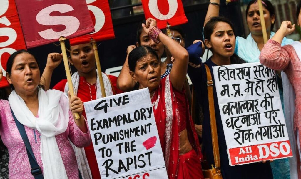 Φρίκη στην Ινδία: 14χρονη αντιστάθηκε στους επίδοξους βιαστές της και την έκαψαν ζωντανή - Media
