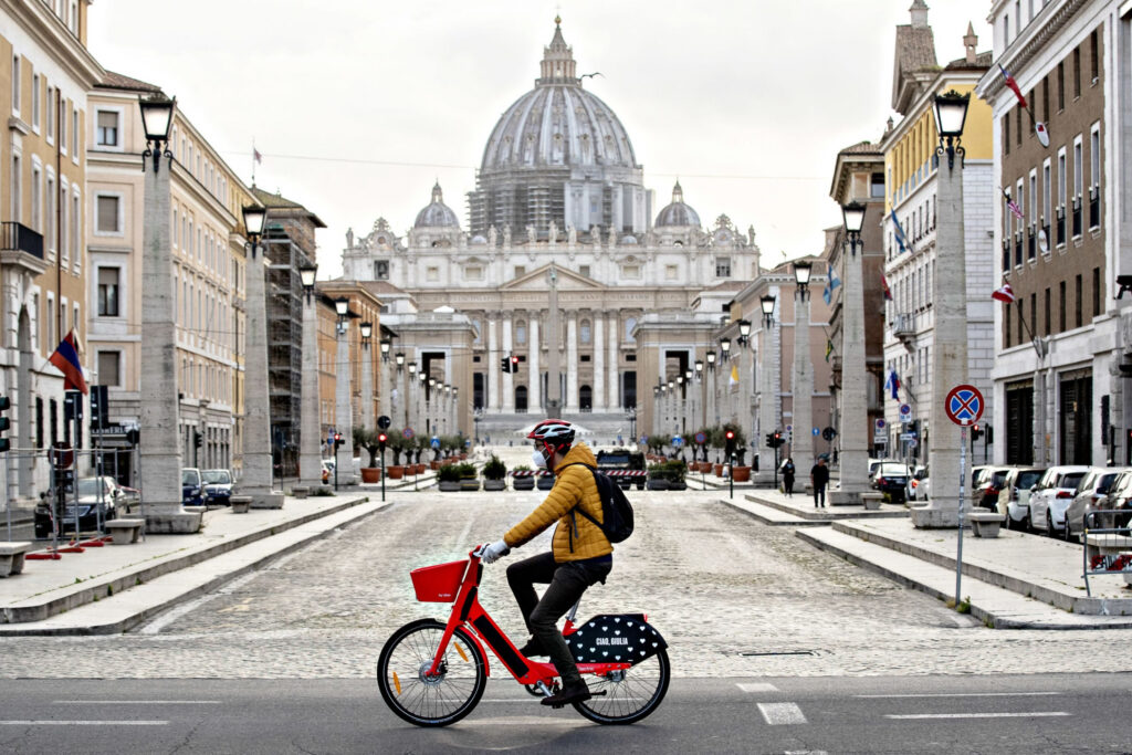 Η περιφέρεια της Ρώμης πάει προς την υποχρεωτική χρήση μάσκας σε ανοικτούς χώρους - Media