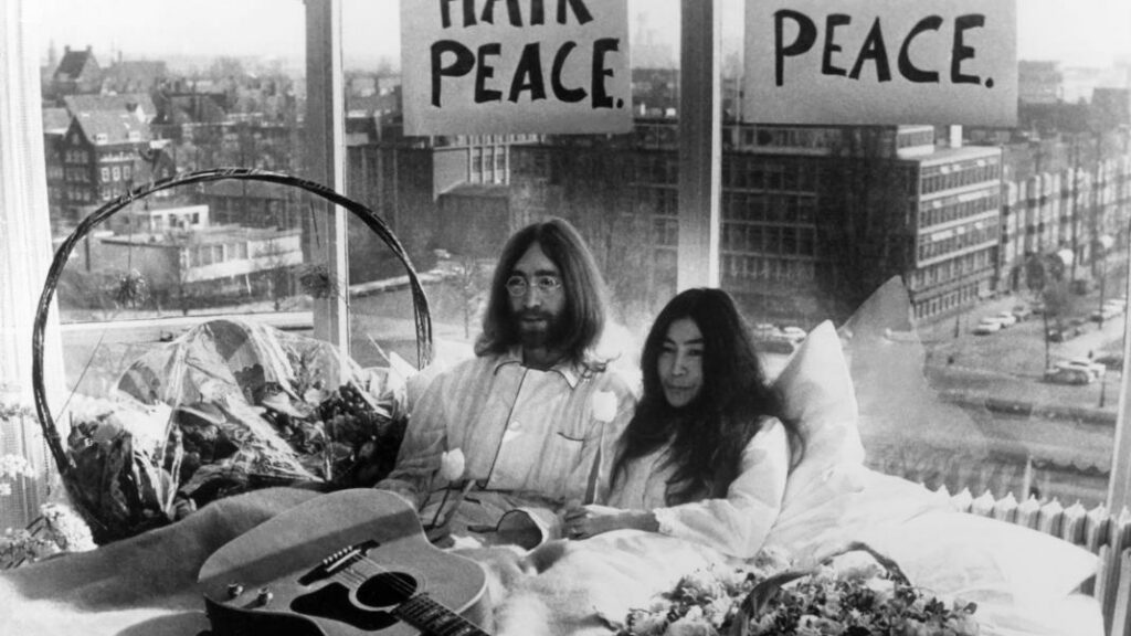 Όταν ο Τζον Λένον και η Γιόκο Όνο ξάπλωσαν στο κρεβάτι για να διαμαρτυρηθούν για τον πόλεμο - Media