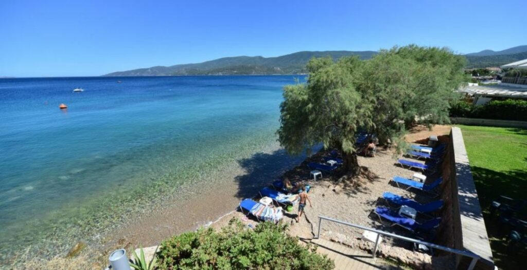 Λουτρά Ωραίας Ελένης: Aνακαλύψτε μια υπέροχη παραλία μια ανάσα από την Αθήνα (Video) - Media