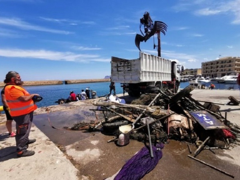 Υγρή… χωματερή το Ενετικό λιμάνι Χανίων - Ανέσυραν τόνους σκουπιδιών από τον βυθό (Photos) - Media