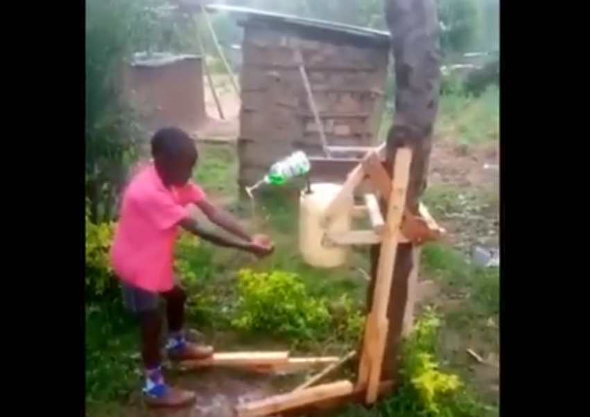 Κένυα: Απίθανη πατέντα από 9χρονο για... ανέπαφο πλύσιμο χεριών (Video) - Media