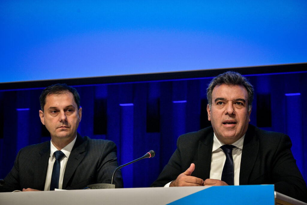 Μαλλιά κουβάρια στο Υπ. Τουρισμού - Ο Υφυπουργός «αδειάζει» τον Υπουργό του - Media