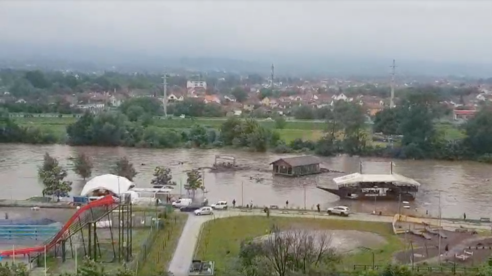 Απίστευτο βίντεο: Δυο ποταμόπλοια τσακίζονται κάτω από μια γέφυρα – Το ποτάμι φούσκωσε από τη βροχή (Video) - Media