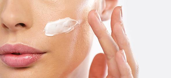 Πώς να απλώνεις σωστά τις κρέμες σε μάτια, πρόσωπο και λαιμό (Videos) - Media