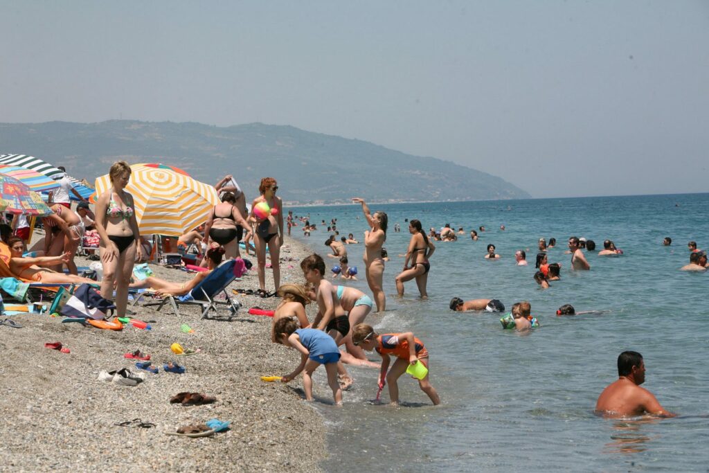 Λάρισα: Ζεύγαρι έχασε τον 8χρονο γιο του στην παραλία και τον βρήκε στο beach bar - Media